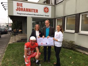 Foto: Wiebke Oentich: Die Spende der Münster Mammuts aus der American Football Saison 18 ist für die Johanniter-Unfall-Hilfe. Im Bild (v.l.n.r.): Jens Gehrmann (American Football Münster Mammuts Seniors), Elke Wirtz (1. Vorsitzende Münster Mammuts), Regionalvorstand Udo Schröder-Hörster als Geschäftsführer des Hospiz in Soest, Luisa Neugebauer (MMC).