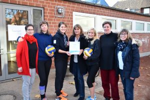 Bild: Der FSV wird "Stützpunktverein für Integration": Sabine Thoene (Vorstand SSB Münster, Mitte), überreichte die Auszeichnung an den Frauensportverein (v.l.n.r.): Stefanie Nagel (Vorstand FSV), Melanie Frischmuth (Übungsleiterin Yoga IoWiS), Laura Verweyen (Projektleiterin IoWiS), Judith Appel (Übungsleiterin Fitness und Yoga IoWiS), Eva-Maria Lerche (Vorstand FSV), Claudia Welp (Frauenbüro Münster). Foto: SSB Münster