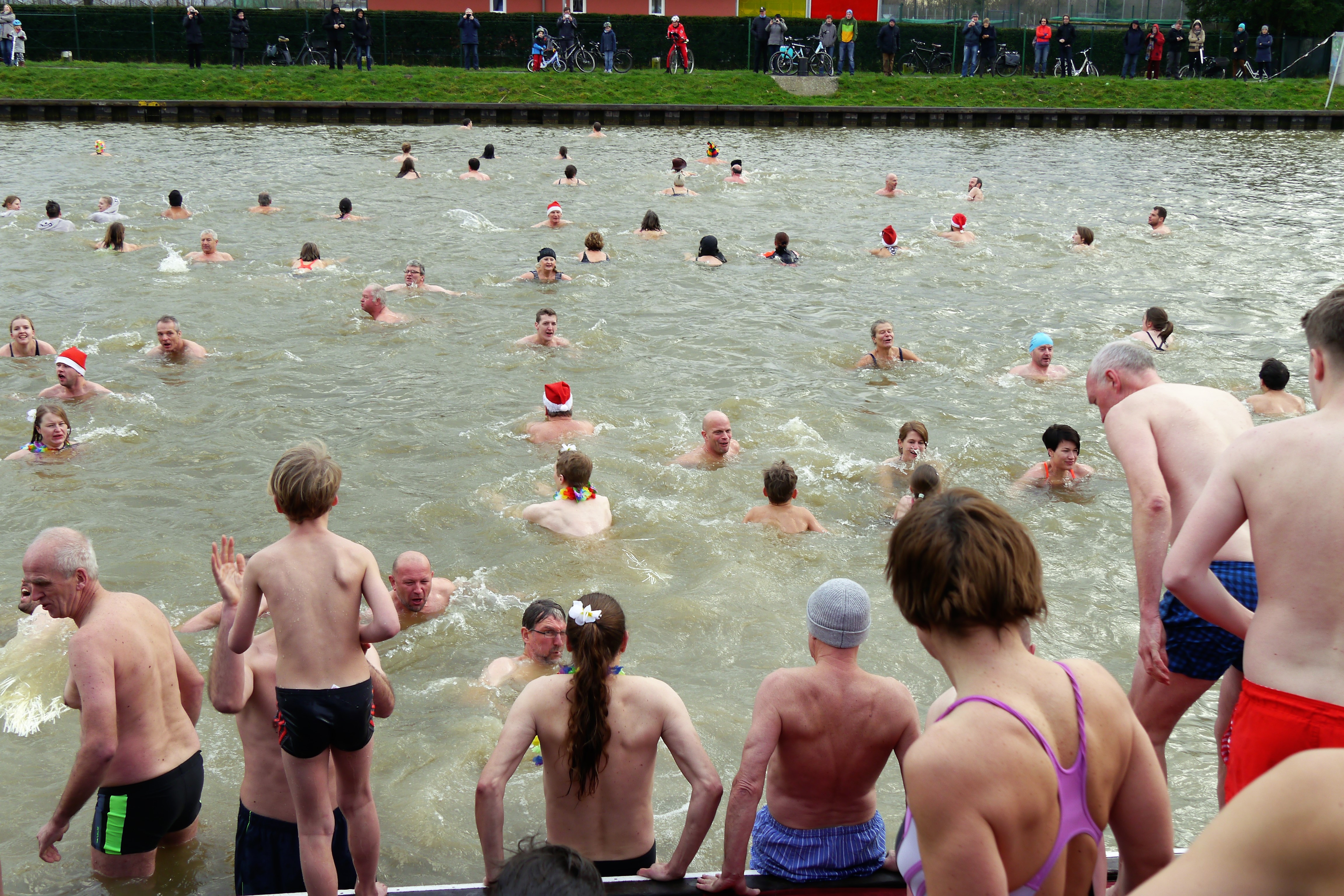 Neujahrsschwimmen im Kanal
