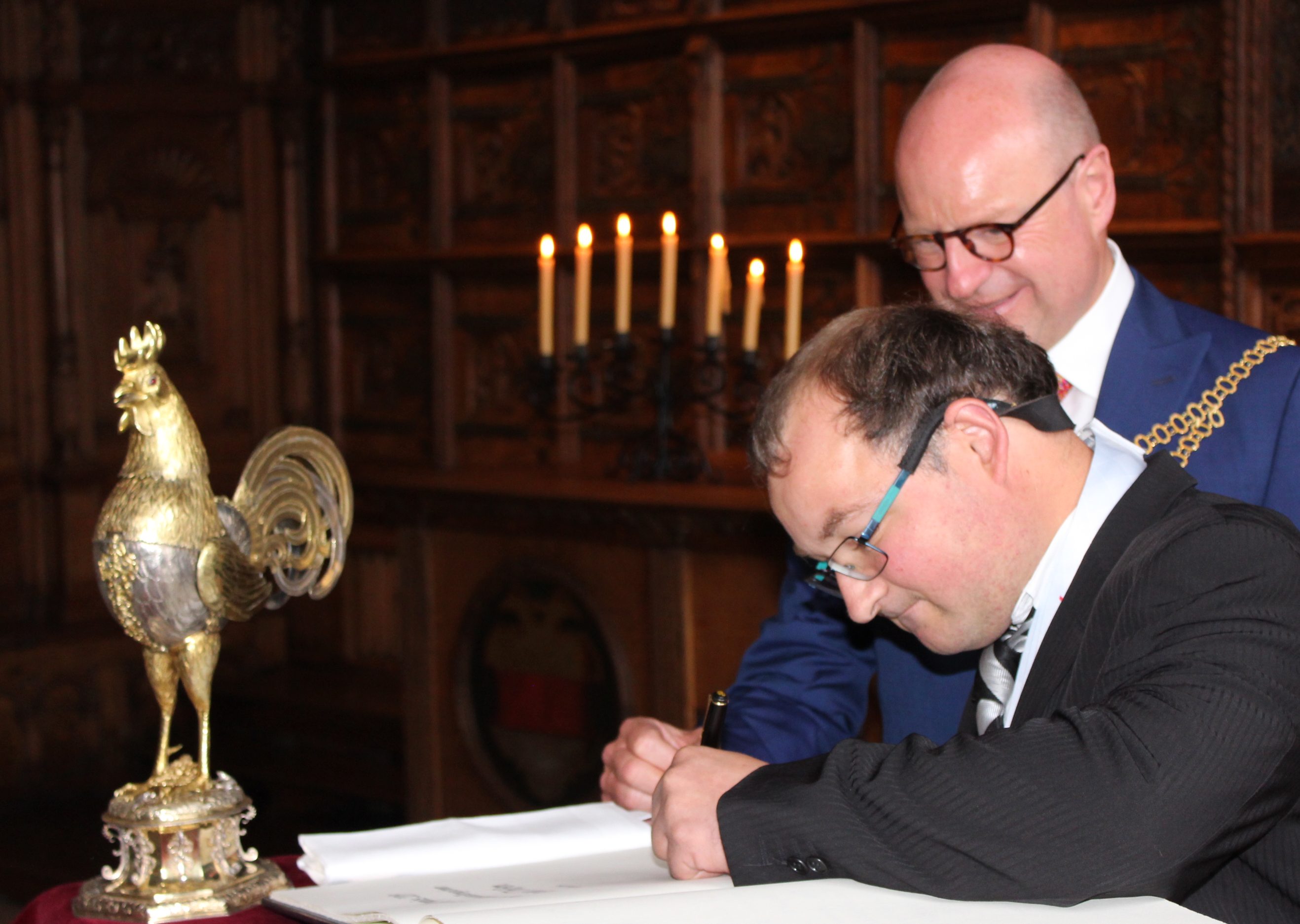 Michael Thißen trägt sich ins Goldene Buch ein