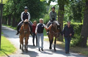 inmal über den gesamten Alexianer-Campus – Kristina Vogel (r.) genoss ihren Ausritt auf „Bernd“.