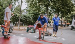Ein großer Teil der Fahrbahn auf der Annette-Allee wird eingefärbt