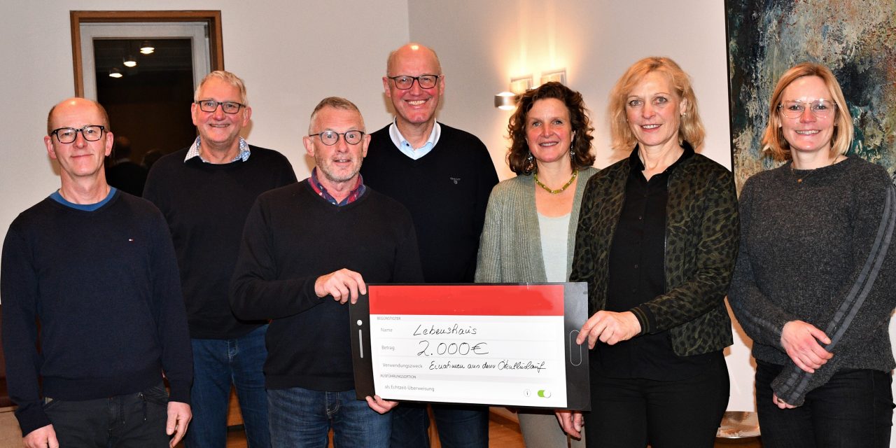 Weihnachtsüberraschung für das Hospiz Lebenshaus: Ökullus-Läufer spenden 2.000 Euro