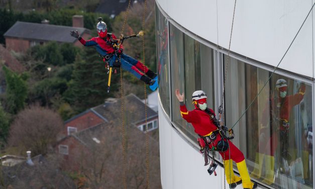 Helden-Mission in 63 Meter Höhe: Spiderman & Co nehmen Turm der Uniklinik Münster in Beschlag