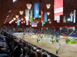 AGRAVIS Cup: gefüllte Zuschauerränge, in der Mitte Springparcours