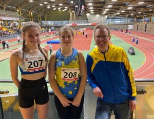 Bei den Westfalenmeisterschaften: v.l. Hannah Piffko, Ida Schrichten und Trainer Carsten Kuhlemann