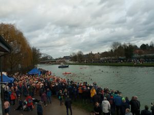 Neujahrsschwimmen: Menschen im Kanal, Publikum an Land