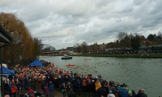 Beherzter Sprung ins neue Jahr: Neujahrsschwimmen des W+F Münster bricht Besucherrekord