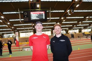 Bastian Sundermann neben Jan Vogt in der Halle bei den Westfalenmeisterschaften