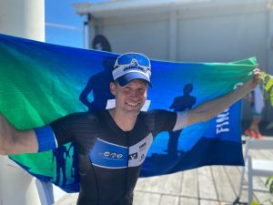Jonas Schlieckman mit Finisher-Flagge