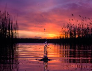 Eisbaden: Seeoberfläche im Sonnenuntergang