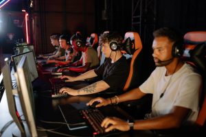 E-Sport: mehrere Gamer vor Bildschirmen