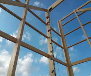 Beim Richtfest: Das Balkenwerk der Kletterhalle, blauer Himmel