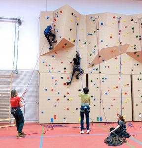 Klettern für alle: Mitglieder der inklusiven Klettergruppe des DAV Münster an der Kletterwand