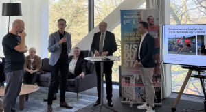 Volksbank-Münster-Marathon: Veranstalter vor Banner