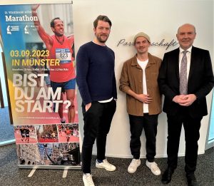 Volksbank-Münster-Marathon: Veranstalter vor Banner