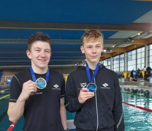 Gruppenbild: Schwimmer der SGS mit Medaillen