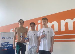 Gruppenbild: Schwimmer der SGS auf dem Siegertreppchen