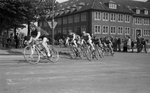 historische Fotografie im Schaufenster des Stadtmuseums: Radsportler in der Gruppe, schwarz-weiß