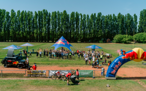 Beim Wings for Life Wordlrun: Zelte auf grüner Wiese