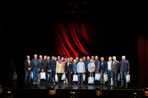 Ehrung mit dem Deutschen Sportabzeichen: Menschen stehen in der Gruppe mit Urkunde auf Bühne