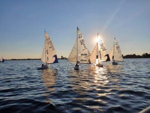 Regatta auf dem Aasee: Vier Segelschiffe, Abendsonne