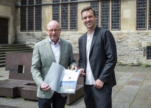 Oberbürgermeister Markus Lewe (l.) nahm die Studie von SCP-Geschäftsführer Ole Kittner entgegen.