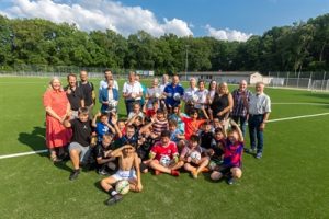 Gruppenbild: Mannschaft des SV Teutonia Coerde 60 auf dem neuen Kunstrasenplatz