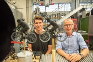 Windschatten: Mitarbeitende der FH vor Modell