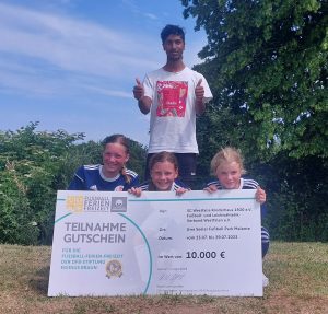 Gruppenbild: Übergabe Scheck für Ferien-Freizeit