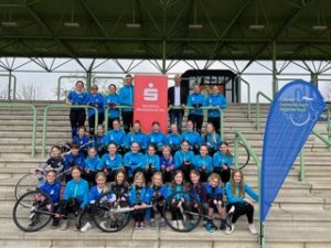 Gruppenbild auf Treppe: Die Einradgemeinschaft Münsterland e.V.