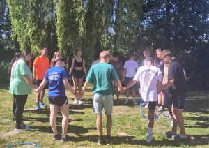 Gruppenbild: Sporthelfer*innen auf Wiese