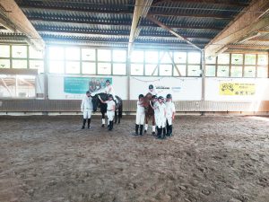 Reiterinnen und Reiter der Alexianer in der Reithalle