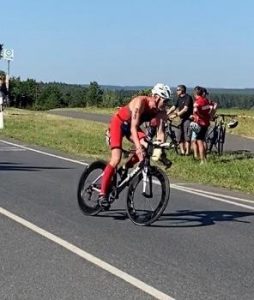 Bei der Challenge Roth: Athlet auf Rad