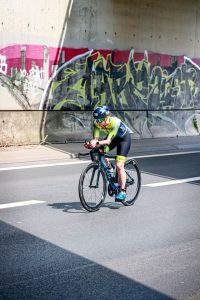 Janine Langer auf Fahrrad