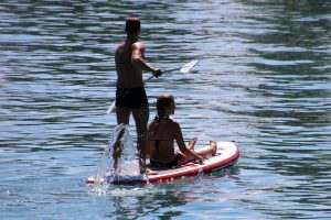 Stockfoto: Paar beim Stand-Up-Paddling