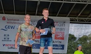 Gruppenbild Siegertreppchen Nordseeman Triathlon