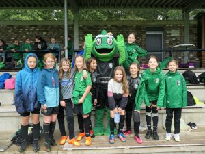 Neues Maskottchen: Gruppenbild mit Chamäleon