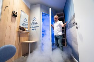 In der Vitalzoone: Thomas Strub vor der Kältekammer
