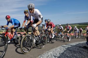 Max Walscheid in Gruppe von Radsportlern