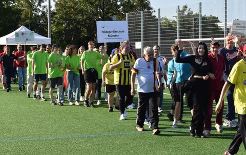 Friedensspiele: viele glückliche Gesichter