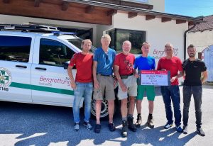 DAV Sektion Münster: Gruppenbild Übergabe Spendenscheck