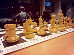 Schachfiguren auf einem Brett