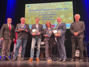 Bei der Gala des Sports 2024: Die Trägerinnen und Träger der Friedenreiter-Plaktte auf der Bühne