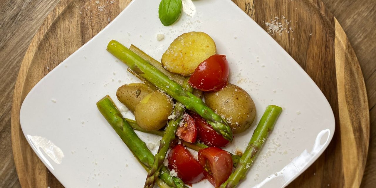 Grüner Spargel, Kartoffeln und Tomaten