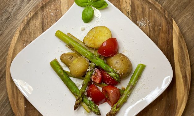 Grüner Spargel, Kartoffeln und Tomaten