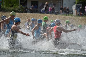 Triathlon Saerbeck: Athleten im Wasser