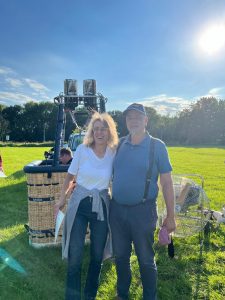 Ballonfahrt über Münster: Gewinnerin Silvia vor Ballonkorb