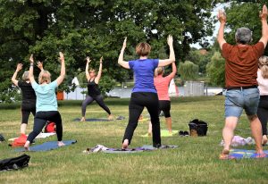 Sport im Park: Yogilates Gruppe