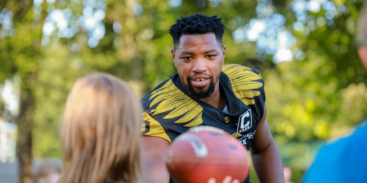 Quarterback der Münster Blackhawks begeistert junge Patientinnen und Patienten